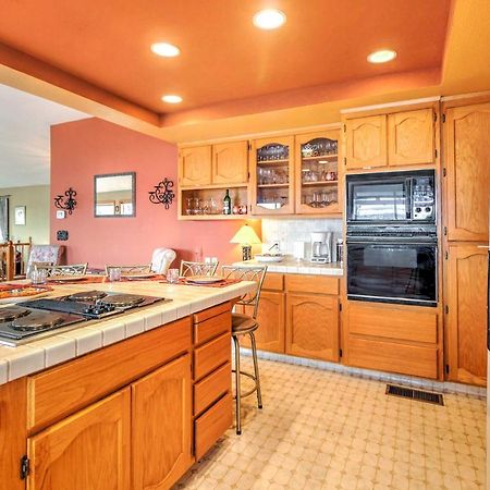 Spacious Kelseyville Home With Large Lakefront Deck! ภายนอก รูปภาพ